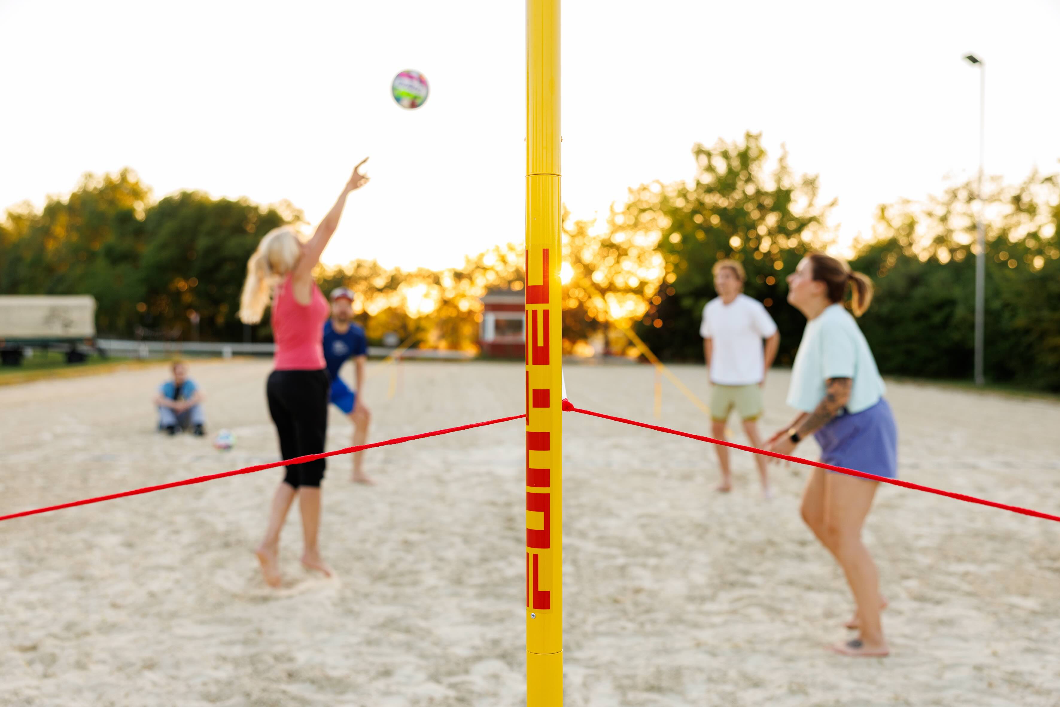 Drohnenaufnahme des JUNE: 13 Hektar Natur mit Beachvolleyball-Feld und Fläming-Skate-Routen