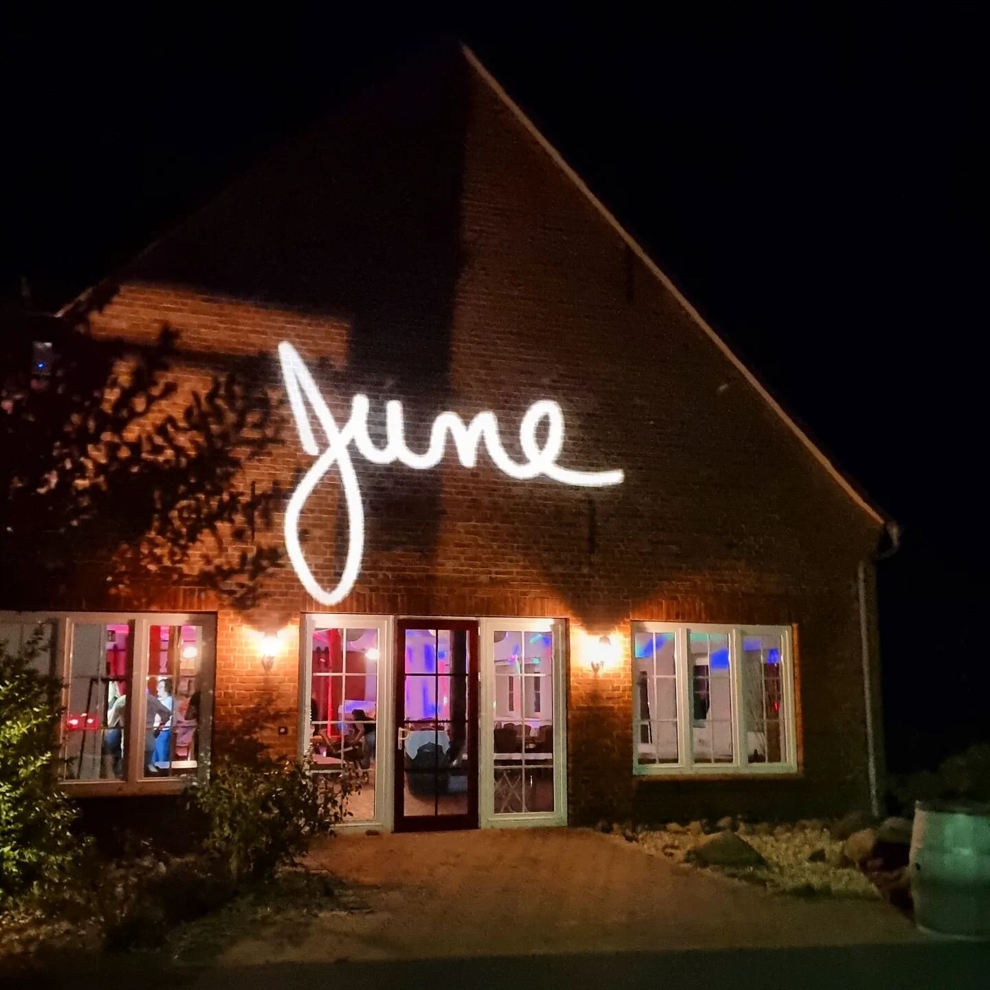 Project June – Nachtansicht mit beleuchteter Fassade