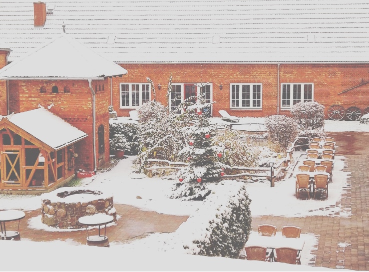 Project JUNE Campus im Winter mit Schnee