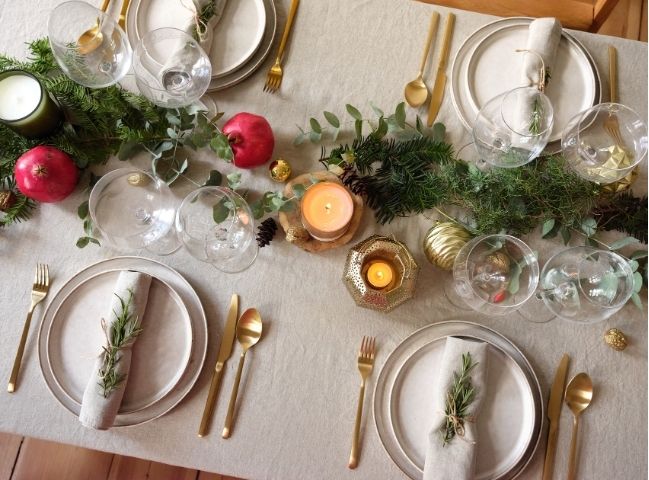Festlich gedeckter Tisch zur Weihnachtsfeier